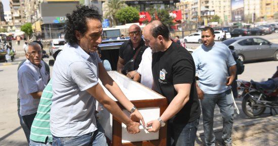وصول جثمان الفنان أحمد جلال عبد القوى لأداء صلاة الجنازة