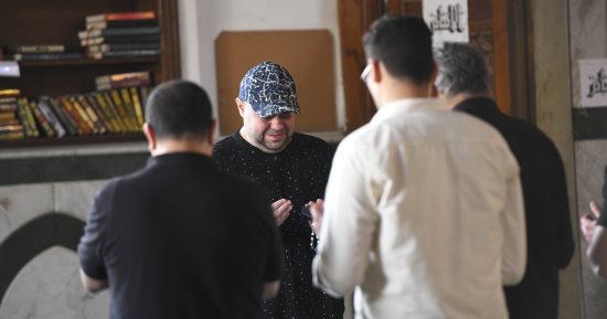 انهيار مدحت تيخا فى جنازة الفنان أحمد جلال عبد القوى