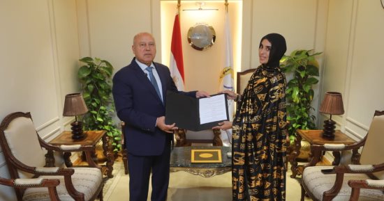 صورت المعتدين على القطار.. وزير النقل يكرم فتاة أسوان ويوفر لها فرصة عمل «فيديو»