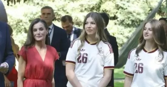 الأميرتان ليونور وصوفيا تتألقان بـ"الوايت توتال" فى استقبال الأبطال.. فيديو