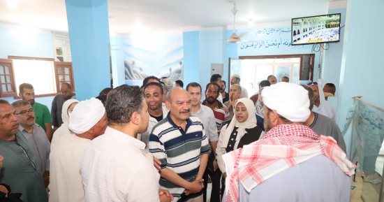 محافظ السويس يحيل مخالفات صرف أسمدة للنيابة ويوجه بحل مشكلات مزارعى شندورة