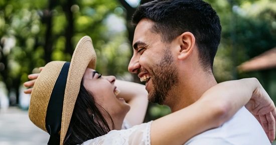 4 أشياء يبحث عنها الرجل إذا كان معجبًا بكِ بجدية.. مالهاش علاقة بالجمال