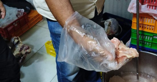 ضبط طن لحوم غير صالحة للاستهلاك داخل ثلاجة غير مرخصة بالعبور الجديدة