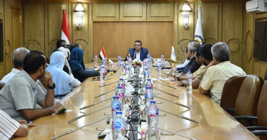 محافظ قنا يوجه بوضع خطة للنهوض بالأداء الإدارى والخدمى بالمستشفى العام