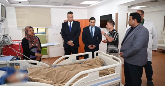 محافظ جنوب سيناء يزور مصابتين بحادث طريق رأس سدر ويوجه بمتابعة حالتهما