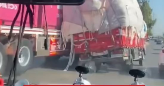 سائق تريلا يمنع كارثة فى اللحظة الأخيرة (فيديو)