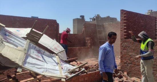 إزالة غرف مخالفة بالدور السادس لعقار فى حى العجوزة.. صور