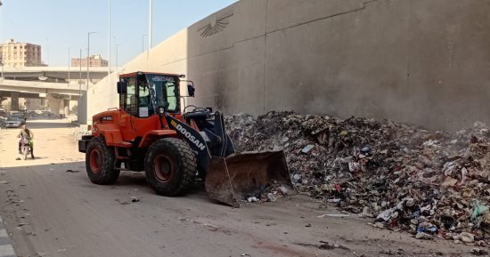 رفع مخلفات الرتش من نزلة الطريق الدائرى بحى الهرم لليوم الثانى.. صور