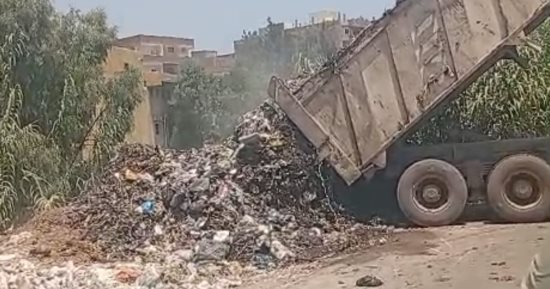 ​كارثة بيئية.. سيارة تابعة لمدينة السنطة تلقى القمامة على جسر بحر شبين