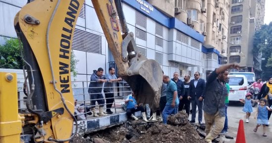 إصلاح كسر ماسورة مياه فى حى العجوزة وإعادة الشيء لأصله.. صور