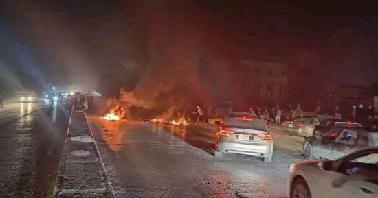  احتجاجات في ليبيا بسبب انقطاع الكهرباء.. حرق إطارات وقطع طرق