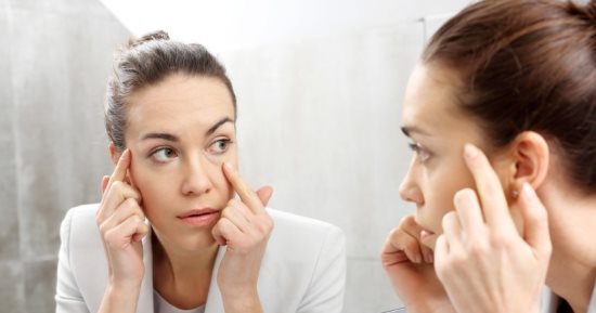عادة يومية تعجل ظهور تجاعيد البشرة.. خدى بالك