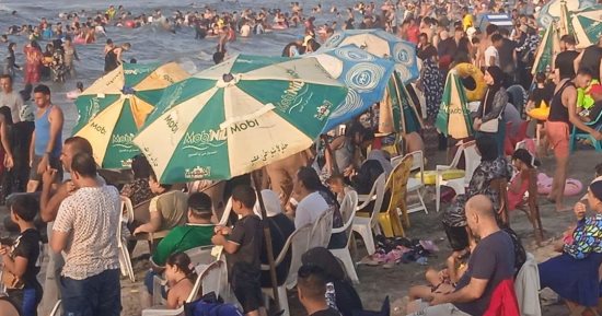 زحام شديد بشواطئ مصيف بلطيم هربا من ارتفاع درجات الحرارة.. صور