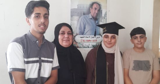 الأولى على الثانوية العامة بغزة: هدموا منزلنا.. وأهدى الـ 99.9 % لوالدي الشهيد