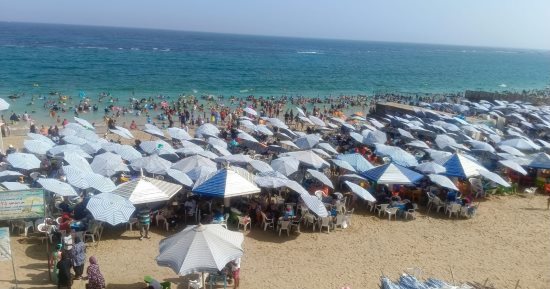 إقبال كبير على شواطئ الإسكندرية فى الأجازات ونسبة الإشغال من 80 إلى 90%