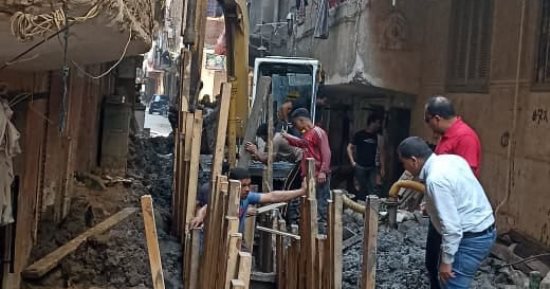 استجابة للشكاوى.. حى العجوزة يرفع تجمع صرف صحى بشارع أحمد السباك فى أرض اللواء