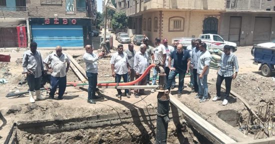 نائب محافظ الجيزة يتابع أعمال إصلاح هبوط الصرف الصحى بطريق جسر المنوات