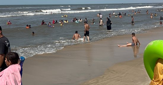 نوة قوية لمدة 4 أيام.. فتح الشواطئ بحذر أمام المصطافين في جمصة