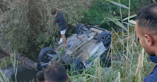 مصرع زوجين وشاب فى انقلاب سيارة داخل مصرف بطريق ميت معلا بمشتول السوق