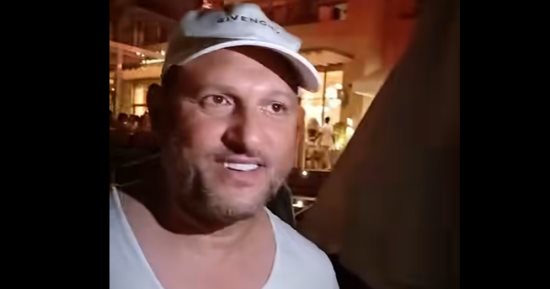 الفنان عماد زيادة من الساحل الشمالي: بحس أن الصيف بيبدأ مع ألبوم عمرو دياب