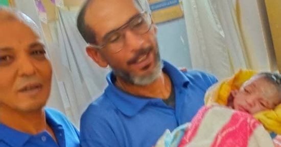 مسعف بالإسماعيلة يُجري ولادة ناجحة لسيدة داخل سيارة الإسعاف.. صور
