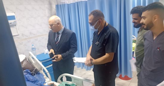 واصل عمله رغم مرضه.. مدير صحة القليوبية يكرم طبيب الرعاية المركزة بمستشفى بهتيم