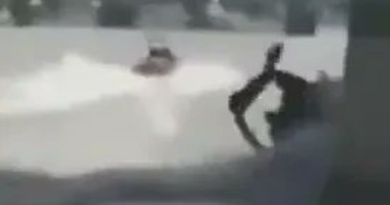 لحظة اصطدام زورق شرطة بجسر ويستمنستر وسقوط ضباط في نهر التايمز بـ لندن.. فيديو