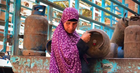 رحل أربعة من أبنائها فى ريعان الشباب.. أم رمضان حكاية صبر لا تنتهى.. 35 عامًا من الكفاح بدأت بأنبوبة واحدة.. تجوب الشوارع يوميًا لتداوى أوجاعها.. ولم يبق لها من أمنيات الدنيا سوى دعوة صادقة بالرحمة لأبنائها