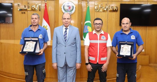 محافظ المنيا يكرّم طاقم إسعاف أنقذ مصابا من بتر ذراعه وحافظ على 800 ألف جنيه