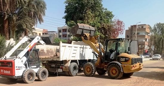 حملات نظافة ومتابعة ميدانية لشكاوى المواطنين بمركز نصر النوبة فى أسوان.. صور