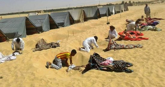 موسم التداوى بالطبيعة وحمامات الرمال تنعش صيف واحة سيوة.. السياحة العلاجية تحدث رواج وتوافد أعداد كبيرة على الواحة الساحرة.. أهالى سيوة توارثوا أسرار التداوى بالطبيعة.. رمال جبل الدكرور تخفف وتعالج الآلام