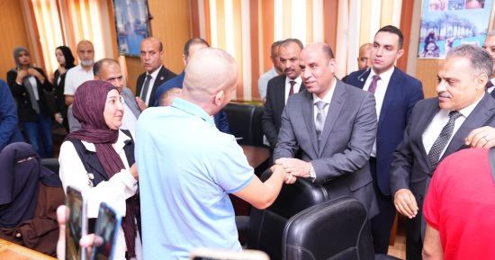 وزير العمل ومحافظ الشرقية يسلمان عقود عمل لذوى الهمم