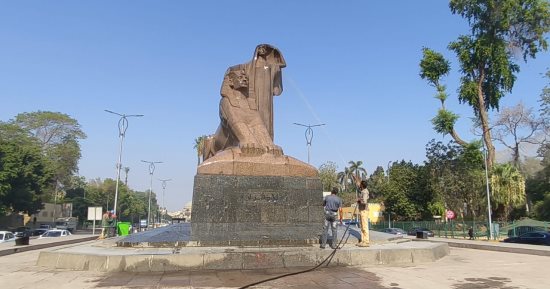 غسيل تماثيل نهضة مصر وطه حسين ونجيب محفوظ ضمن خطة تجميل ميادين الجيزة