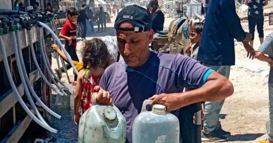 "بلا قدمين يحملانه إلى الطريق".. صابر الأشقر يشق الأنقاض بكرسيه المتحرك ويتحدى قسوة العدوان في رحلة يومية شاقة لتوفير الماء لأطفاله والتمسك بحقهم في الحياة.. الحرب سلبته قدميه لكنها لم تنتزع منه مسؤوليته كأب