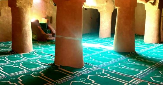 "عين علم" أغرب وأقدم مسجد فى بلاط بالوادى الجديد.. حارس ذاكرة التراث الإسلامى وجسد روح العمارة الواحاتية القديمة.. وتصميمه متوافق مع البيئة الصحراوية وتم ترميمه ضمن مشروع إنقاذ المدينة التاريخية العتيقة.. صور