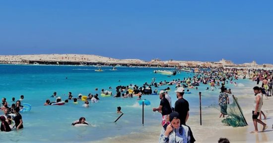 ارتفاع الحرارة يزيد الإقبال على شواطئ مطروح والساحل الشمالي الخلابة .. صور