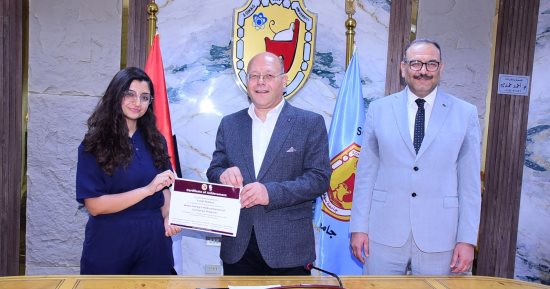 رئيس جامعة سوهاج يكرم مشاركين من 10 دول فى برنامج للتدريب الطبى والتبادل الثقافى