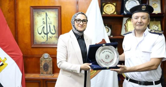 محافظ الوادى الجديد تكرم مدير إدارة المرور السابق تقديرا لجهوده خلال فترة عمله