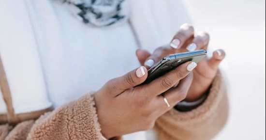لو مش بتقدر تستغنى عنه طول اليوم.. كيف يؤثر موبايلك على مظهرك الجسدى؟