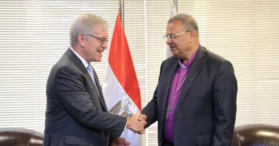 رئيس الطائفة الإنجيلية يبحث مع القائم بالأعمال الأمريكي تعزيز التعاون التنموى