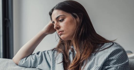 مش بتركز ولا بتعترف بيه؟.. اعرف كيف يتعامل كل جيل مع حزنه إزاى؟