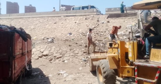رفع تراكمات القمامة من سلم الدائرى بحى الهرم استجابة للشكاوى