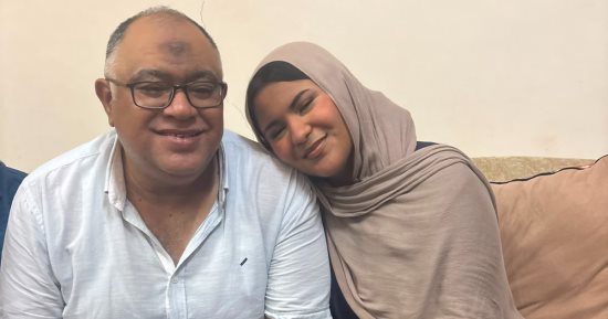 "وحياة قلبى وأفراحه".. الفرحة تنتشر فى منزل "روان إيهاب" الأولى أدبى بالثانوية العامة.. وتؤكد: رغم التفوق سألتحق بكلية الحقوق لأكون مستشارة.. ودعم الأسرة سر التفوق.. ووالدها: حياتها كانت الكتاب