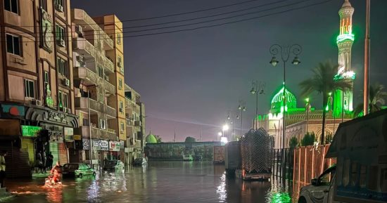 كسر في ماسورة مياه يغرق محيط مسجد عبد الرحيم القنائي 
