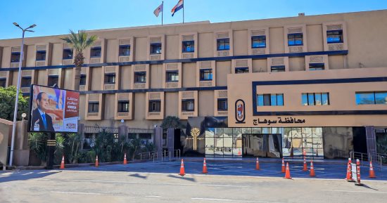 محافظ سوهاج يعلن بدء تطبيق حزمة تيسيرات جديدة لتراخيص المحال بتخفيضات 50%
