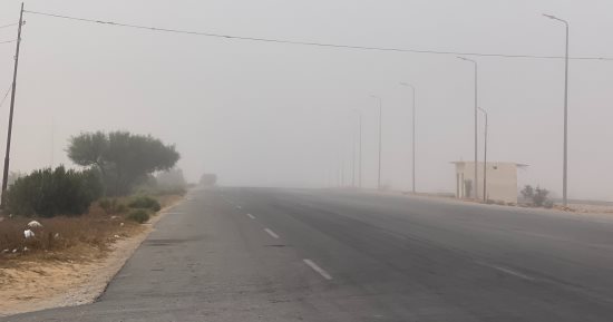 شبورة كثيفة بشمال سيناء.. وتحذيرات من نزول البحر بعد غرق شخص بالعريش