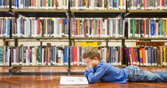 طفلك لا يحب القراءة؟.. السر يكمن فى اختيار الكتاب