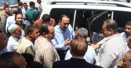 محافظ سوهاج يستمع إلى مطالب المواطنين عقب صلاة الجمعة ويوجه بفحص الشكاوى