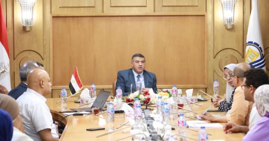 محافظ قنا يستعرض الموقف النهائى للمشروعات المسجلة بالدورة الرابعة للمبادرة الخضراء الذكية