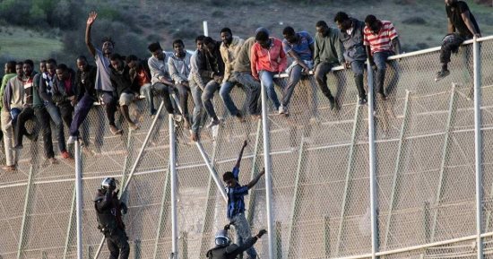إسبانيا فتحت حدودها رسميا.. كيف فجرت شائعات السوشيال ميديا أزمة سبتة؟